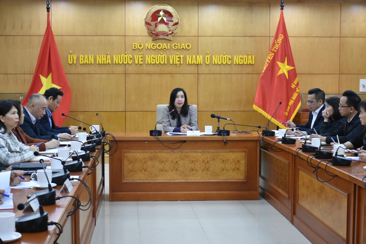 Thứ trưởng Lê Thị Thu Hằng, Chủ nhiệm Ủy ban Nhà nước về người Việt Nam ở nước ngoài phát biểu tại buổi gặp gỡ.