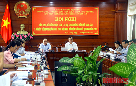 Ông Trương Cảnh Tuyên (ngồi phía trên, bên phải), Phó Chủ tịch Thường trực UBND tỉnh, đề nghị xã Vị Tân, Hỏa Tiến tiếp tục nâng chất các tiêu chí NTM nâng cao và kiểu mẫu theo góp ý của thành viên hội đồng tỉnh.