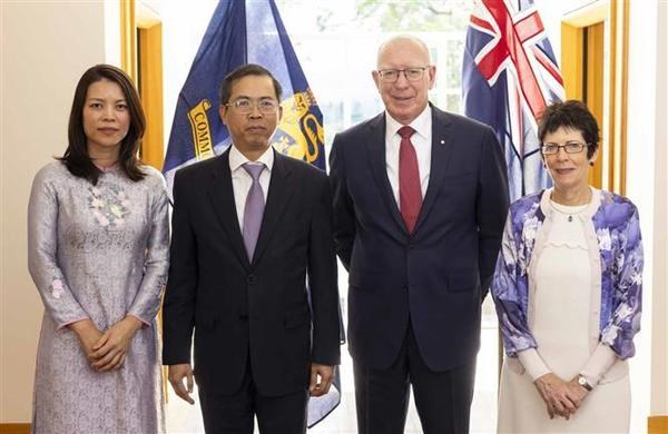 Vietnamese Ambassador to Australia Phạm Hùng Tâm (second left) and his spouse pose for a group photo with Australian Governor General David Hurley (second right) and his spouse VNA/VNS Photo