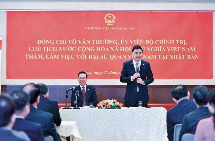 Ambassador Pham Quang Hieu spoke during President Vo Van Thuong's visit to officials and employees of the Vietnamese Embassy in Japan and the Vietnamese community, on November 27, 2023. (Photo: Nguyen Hong)