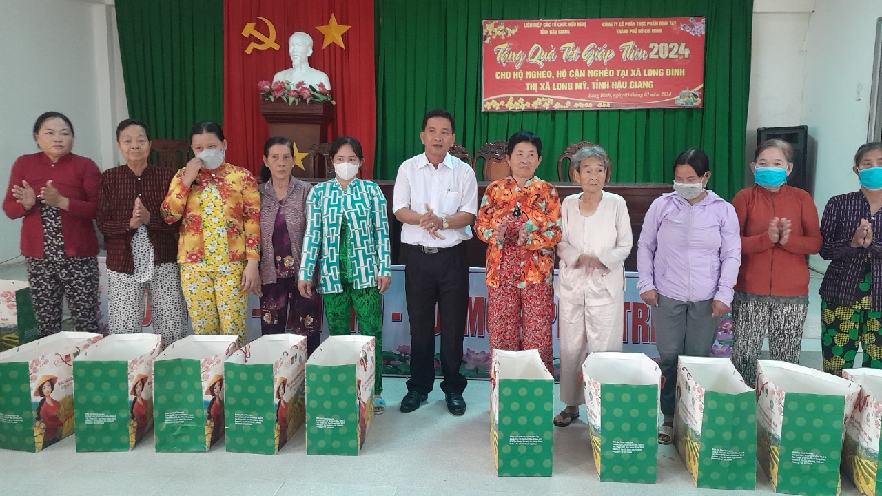 Ông Nguyễn Văn Nhân – Chủ tịch Liên hiệp Hậu Giang trao quà cho hộ nghèo trên địa bàn xã Long Bình.