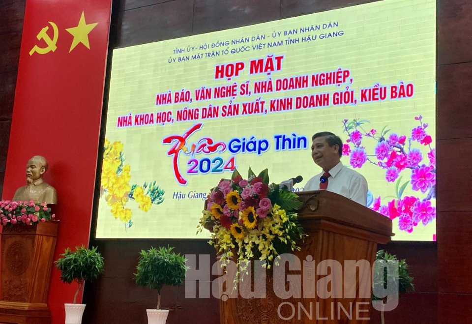 Ông Đồng Văn Thanh, Phó Bí thư Tỉnh ủy, Chủ tịch UBND tỉnh, phát biểu tại buổi họp mặt.