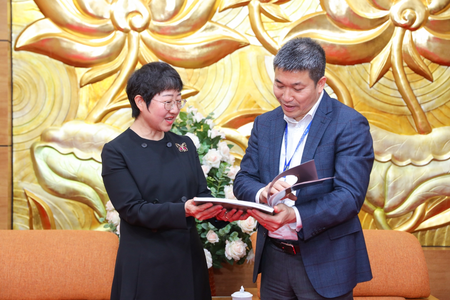 Chủ tịch Liên hiệp các tổ chức hữu nghị Việt Nam Phan Anh Sơn (bên phải) và bà Lý Ngạn, Phó Hội trưởng chuyên trách Hội hữu nghị đối ngoại nhân dân tỉnh Sơn Tây (Trung Quốc). (Ảnh: Đinh Hòa)