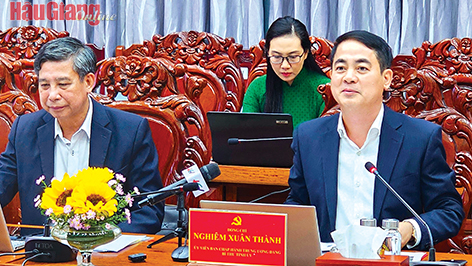 Ông Nghiêm Xuân Thành (bìa phải), Ủy viên Trung ương Đảng, Bí thư Tỉnh ủy, phát biểu tại buổi làm việc. Ảnh: MỘNG TOÀN