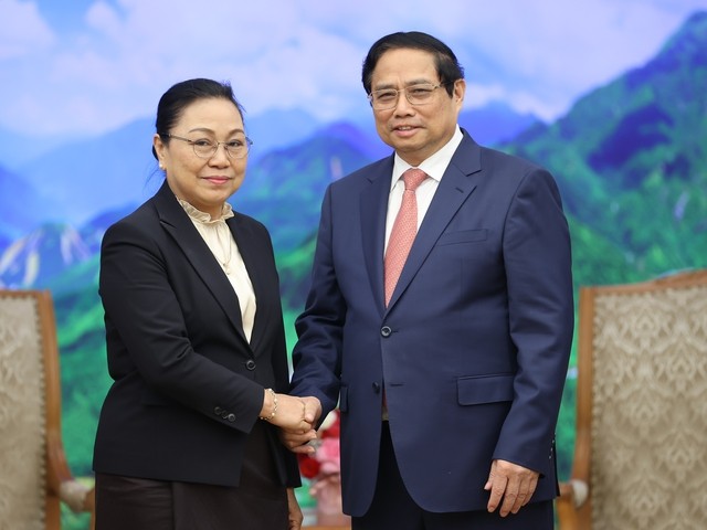 Thủ tướng Phạm Minh Chính chúc mừng đồng chí Khamphao Ernthavanh được bổ nhiệm làm Đại sứ Lào tại Việt Nam. (Ảnh: VGP)