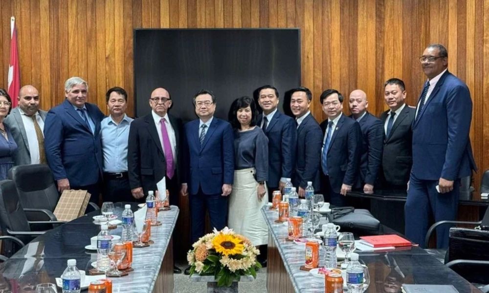 Minister of Construction Nguyen Thanh Nghi (C) and the Vietnamese delegation hold talks with  Cuban Minister of Construction Rene Mesa Villafana and Cuban construction units and businesses.