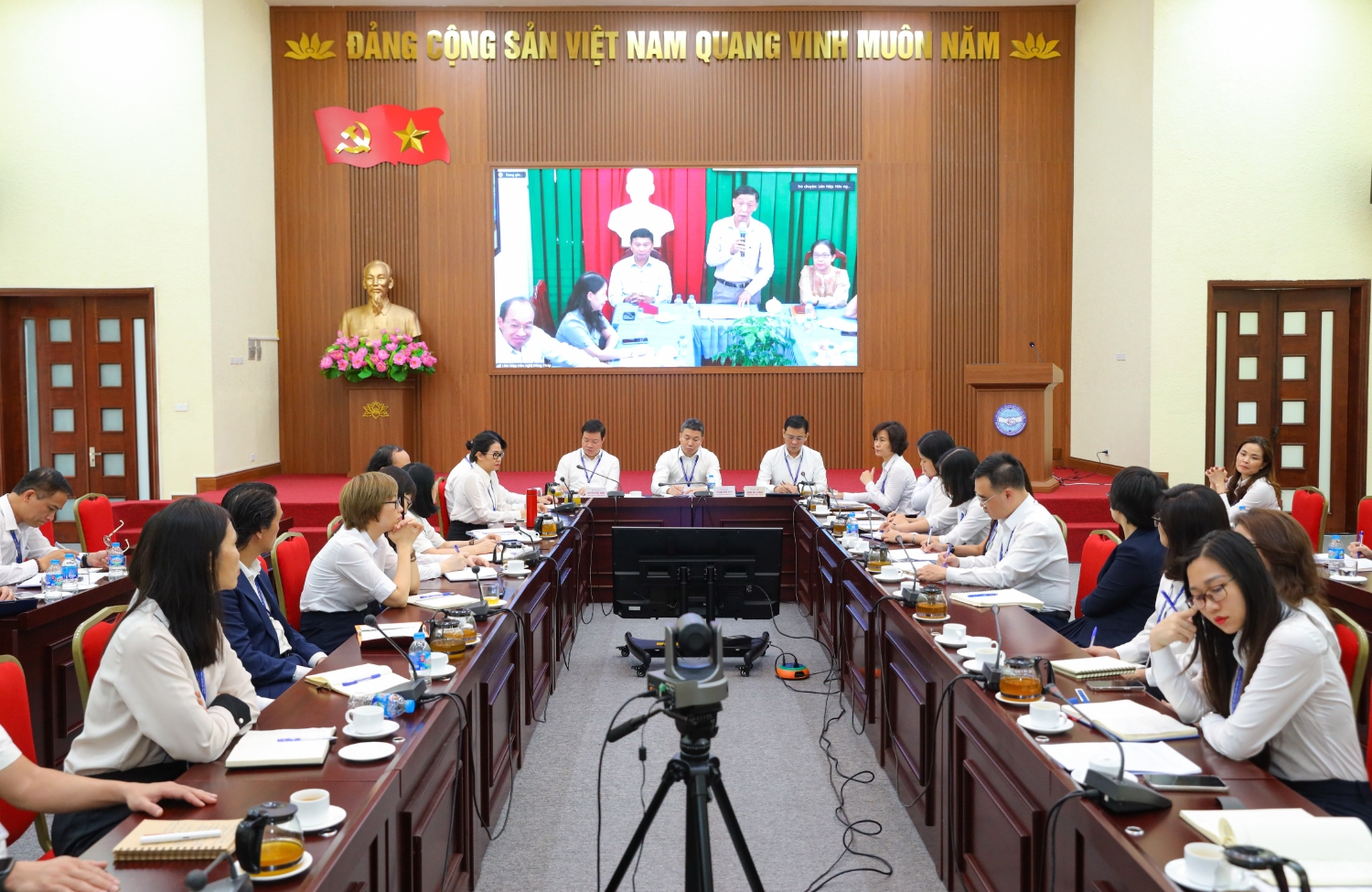 Online meeting of the Viet Nam Union of Friendship Organizations and 52  Unions of Friendship  Organizations in provinces/cities (Photo: Dinh Hoa)