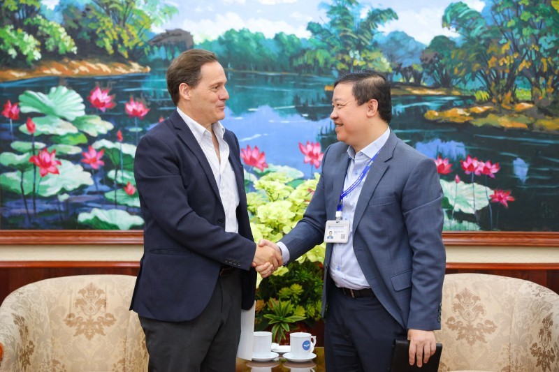 Vice President of the Viet Nam Union of Friendship Organizations Nguyen Ngoc Hung (right) and Jesus Lavina, Deputy Head of Cooperation Department, European Union Delegation to Vietnam (left). Photo: Dinh Hoa