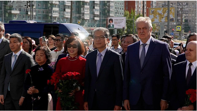 Đại biểu Việt Nam - Nga dự Lễ đặt hoa tại Tượng đài Chủ tịch Hồ Chí Minh ở Quảng trường Khai sáng. Ảnh: Đại sứ quán