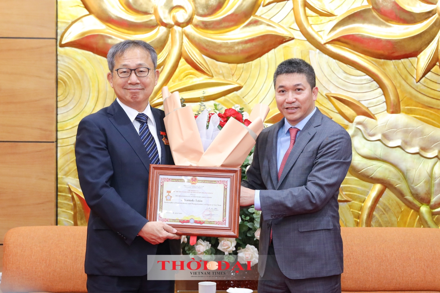 Phan Anh Son (R), President of the Viet Nam Union of Friendship Organizations, awarded the Medal "For Peace and Friendship among Nations" to Ambassador Yamada Takio. (Photo: Dinh Hoa)