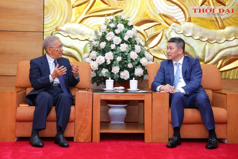 Phan Anh Son, President of the Viet Nam Union of Friendship Organizations (R) receives Thet Win, President of the Myanmar - Vietnam Friendship Association in Hanoi on May 13. (Photo: Dinh Hoa)