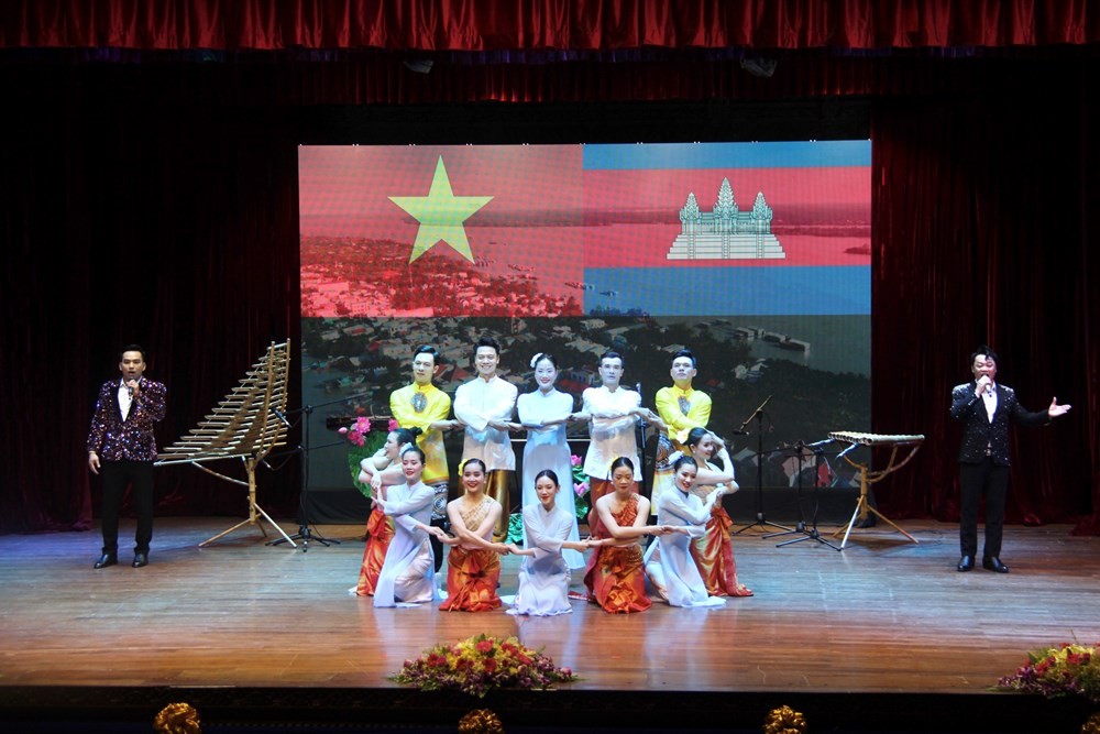Chương trình nghệ thuật nêu bật tình hữu nghị Việt Nam - Campuchia.