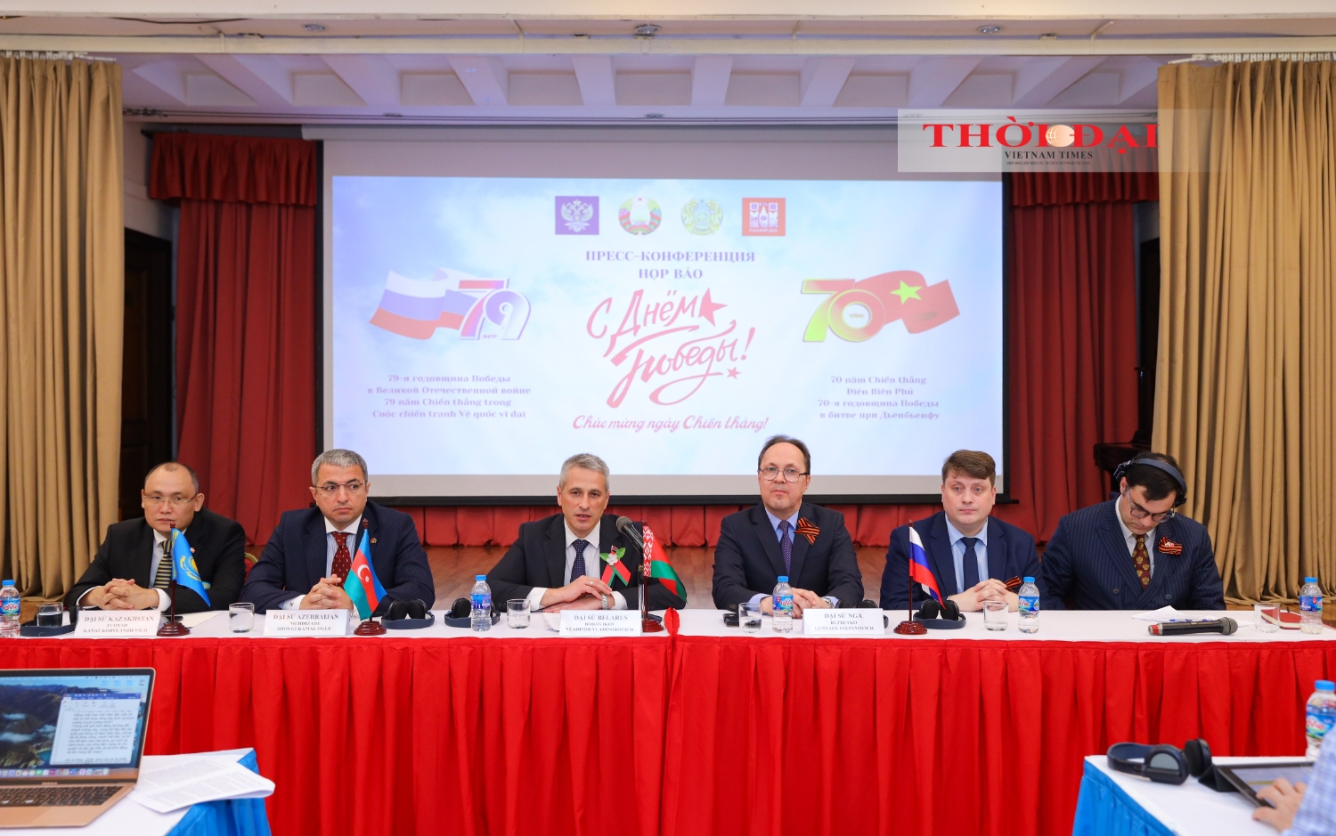 Đại sứ Kazakstan, Đại sứ Azerbaijan, Đại sứ Belarus, Đại sứ Nga, Giám đốc Trung tâm Khoa học và Văn hoá Nga tại Hà Nội và Bí thư thứ hai Đại sứ quán Nga tại Việt Nam (lần lượt từ trái sang phải). Ảnh: Đinh Hoà