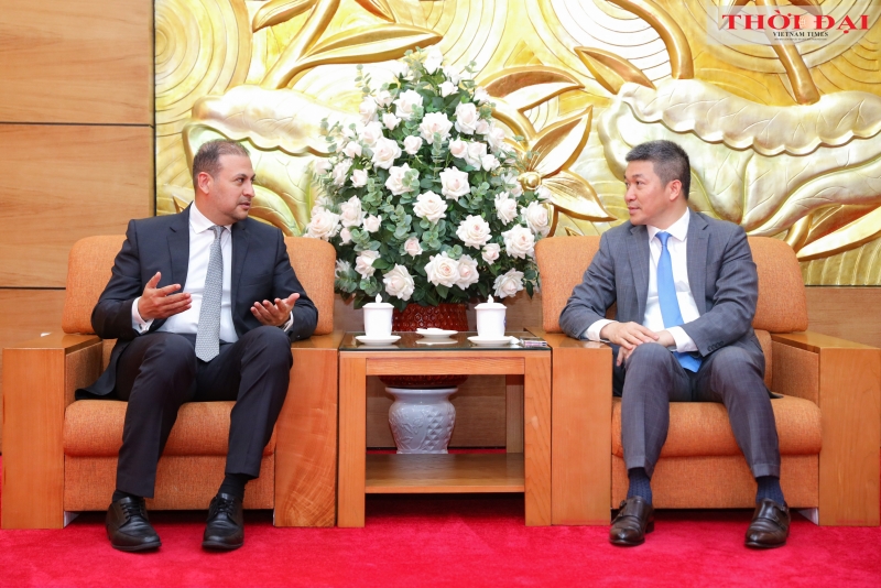 Ông Phan Anh Sơn, Chủ tịch Liên hiệp các tổ chức hữu nghị Việt Nam (phải) tiếp ông Mohammed Ismaeil A. Dahlwy, Đại sứ đặc mệnh toàn quyền Vương quốc Ả-rập Xê-út tại Việt Nam, ngày 03/6 tại Hà Nội.