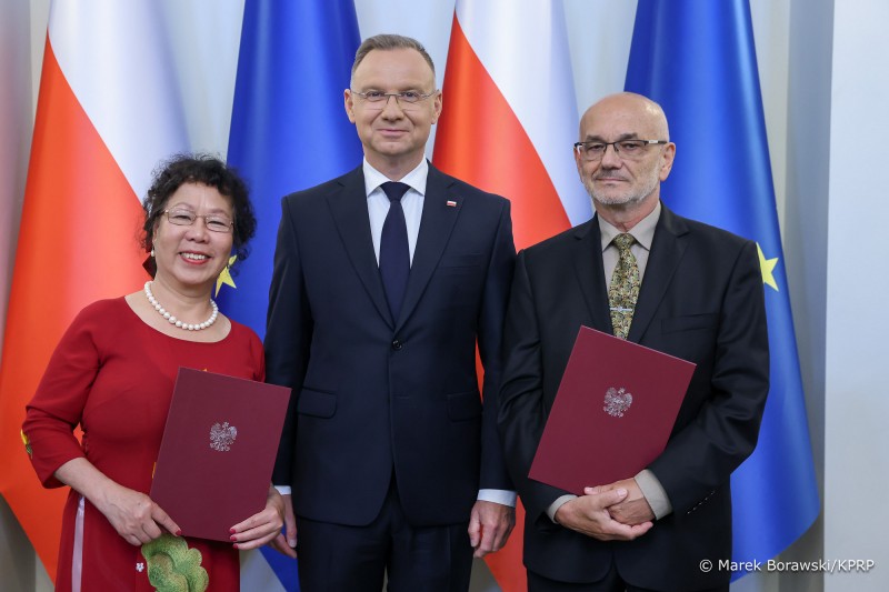 Giáo sư Quốc gia Nhữ-Tarnawska Hoa Kim Ngân chụp chung với Tổng thống Ba Lan, Andrzej Duda (từ trái sang).