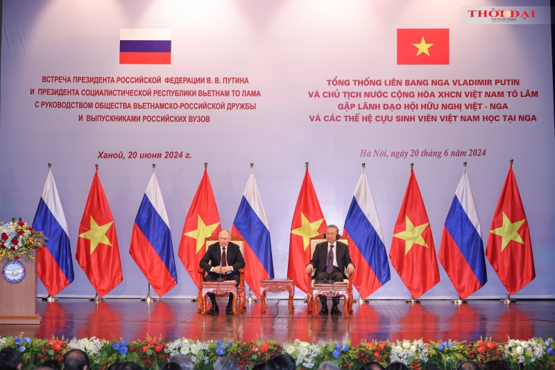 Tổng thống Liên bang Nga Vladimir Putin, Chủ tịch nước Việt Nam Tô Lâm lắng nghe chia sẻ của các cựu sinh viên Việt Nam tại Nga, ngày 20/6 tại Hà Nội. (Ảnh: Đinh Hòa)