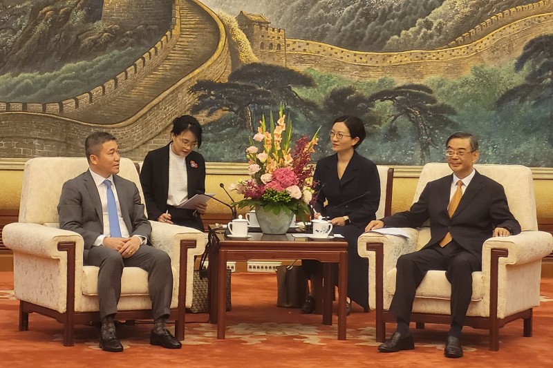 Vice chairman of Chinese People's Political Consultative Conference Zhou Qiang (right) receives President of the Viet Nam Union of Friendship Organizations Phan Anh Son.