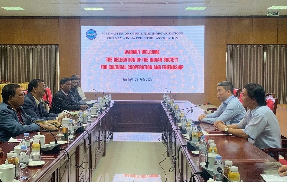 President of the Vietnam Union of Friendship Organizations (VUFO) Phan Anh Son (second, right) exchanges with delegation of the Indian Society for Cultural Cooperation and Friendship (Photo: baoquocte.vn)