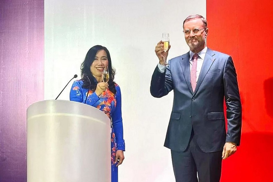 French Ambassador to Vietnam Olivier Brochet (R) and Deputy Foreign Minister Le Thi Thu Hang toasted at the event.