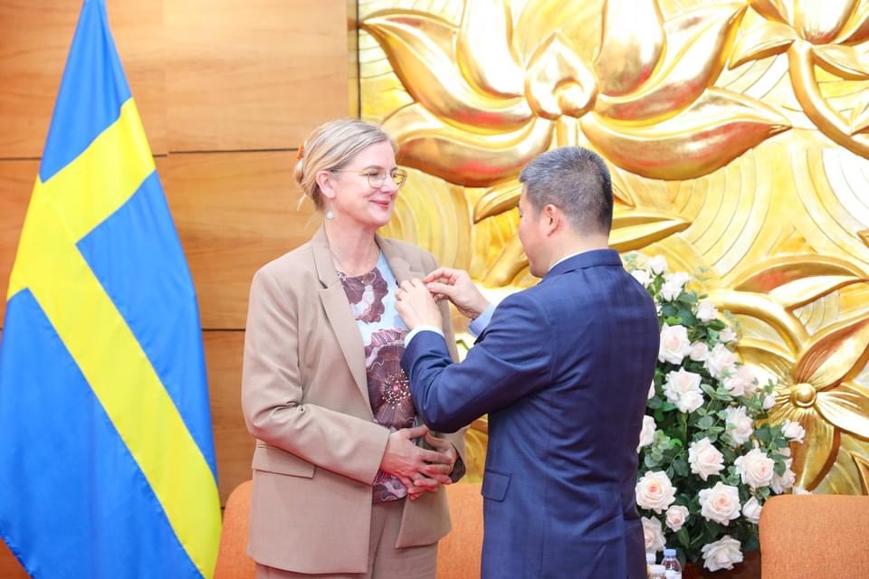 President of the Viet Nam Union of Friendship Organisations Phan Anh Son (R) presents “For peace and friendship among nations” insignia to Swedish Ambassador to Viet Nam Ann Mawe (Photo: VNA)