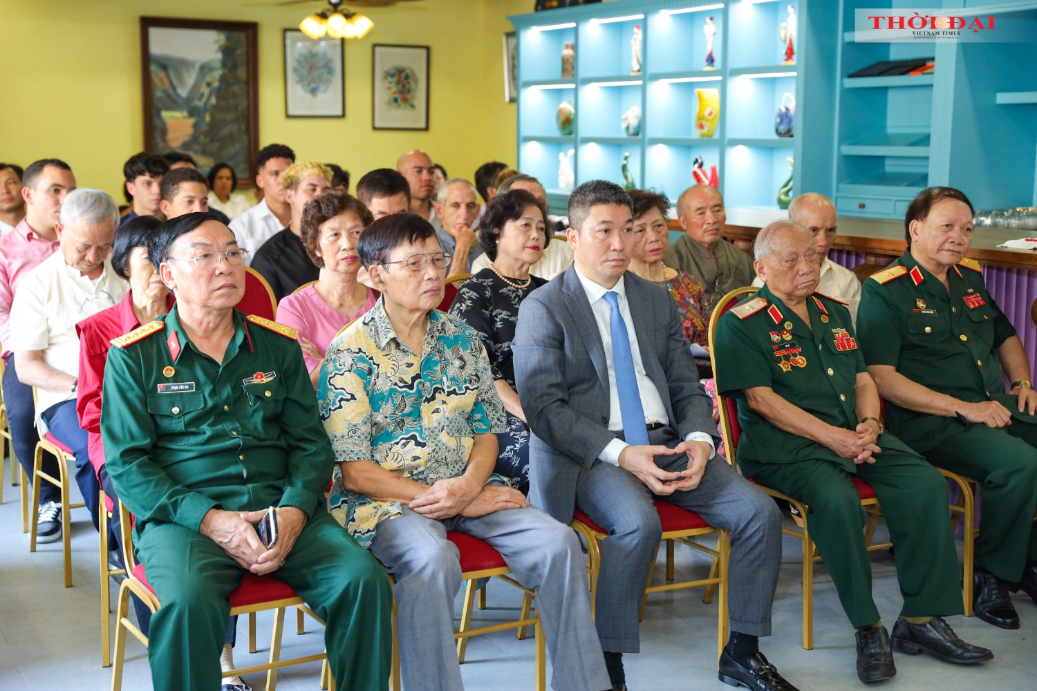 Phan Anh Son, President of the Viet Nam Union of Friendship Organizations (center, front row) and delegates at the meeting. (Photo: Dinh Hoa)