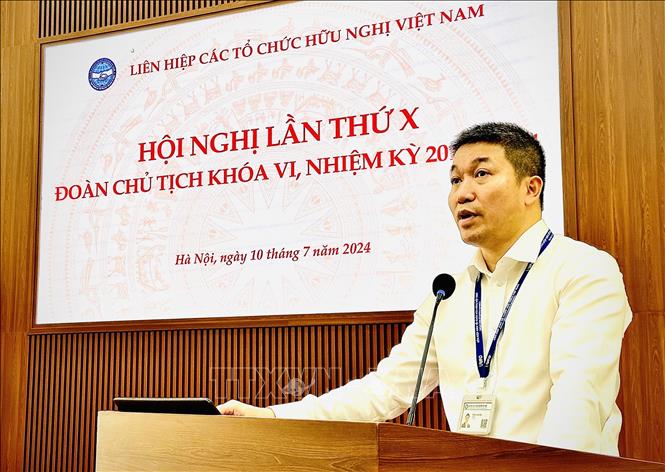 President of the Viet Nam Union of Friendship Organizations Phan Anh Son delivers a speech at the conference. (Photo: Dinh Hoa)