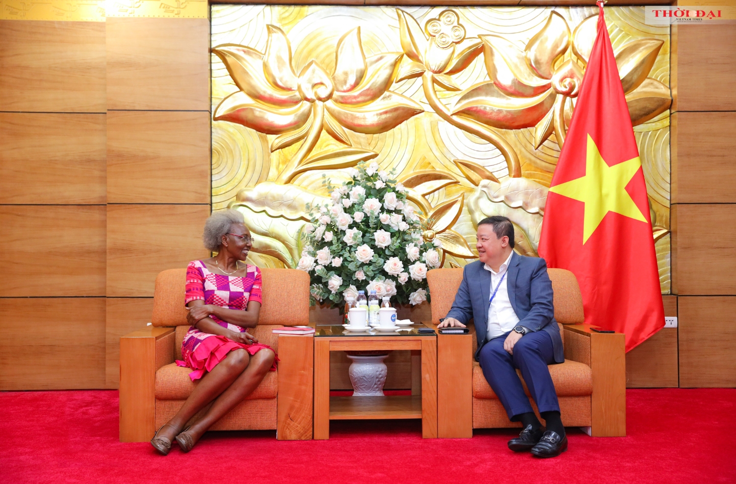 Nguyen Ngoc Hung (R) and Hellen Grace Akwii-Wangusa. (Photo: Dinh Hoa)