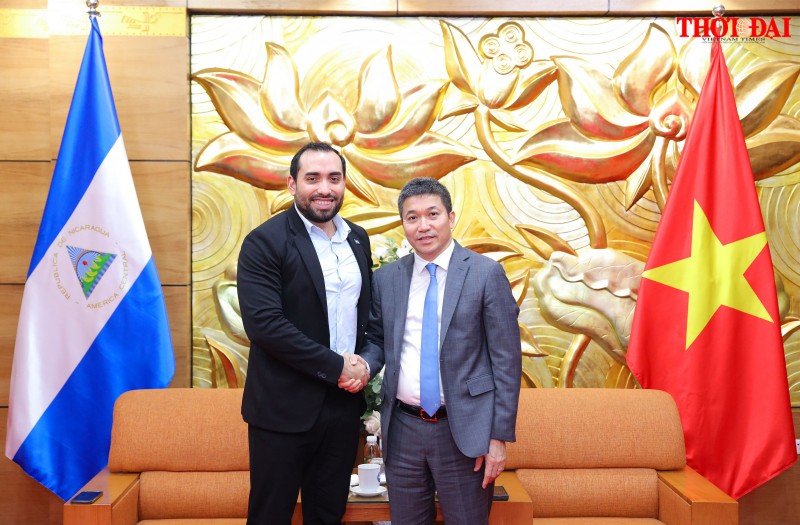 Phan Anh Son, President of the Viet Nam Union of Friendship Organizations (R) received Mario José Armengol Campos, Ambassador Extraordinary and Plenipotentiary of the Republic of Nicaragua to Vietnam