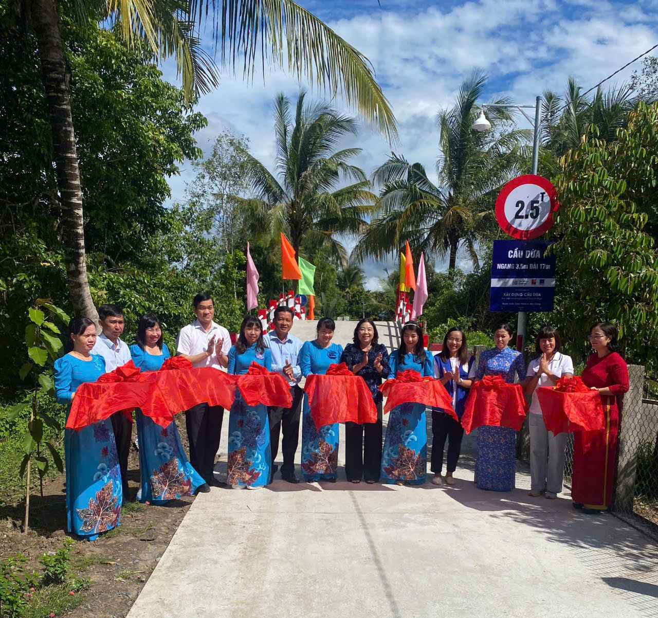 Ms. Ma Thi Tuoi - Member of the Provincial Party Committee, Deputy Chairwoman of the Provincial People's Council with leaders representatives performed the ribbon-cutting ceremony of Cau Dua Bridge, Thanh Xuan commune, Chau Thanh A district.