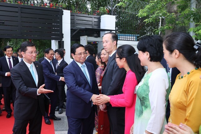 Thủ tướng Phạm Minh Chính thăm và trò chuyện với cán bộ, nhân viên Đại sứ quán và bà con kiều bào tại Ấn Độ. (Ảnh: Báo Tiền phong)