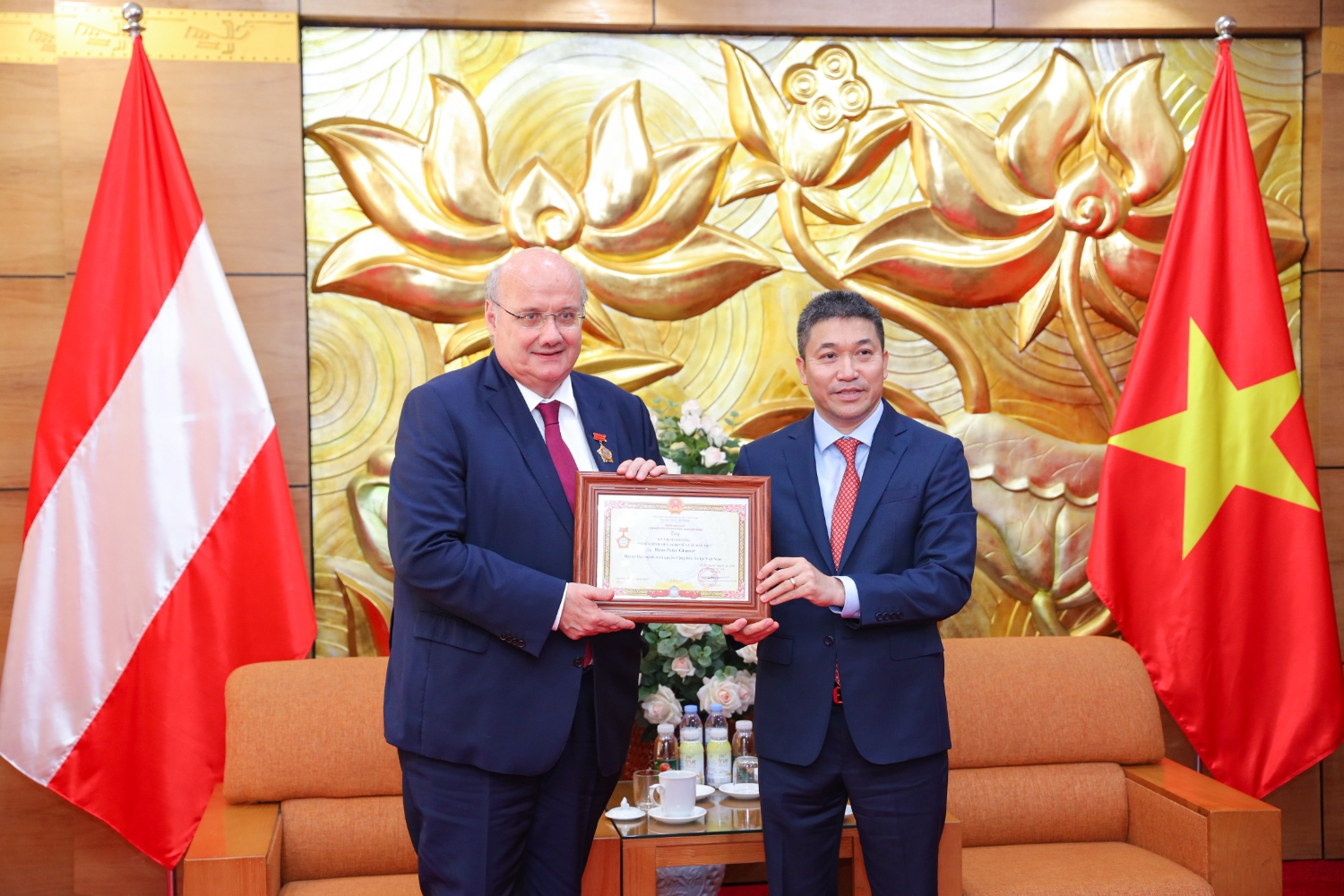 Phan Anh Son, President of the Viet Nam Union of Friendship Organizations, presents the "For Peace and Friendship among Nations" medal to Hans-Peter Glanzer, Ambassador of the Republic of Austria to Vietnam. (Photo: Dinh Hoa)