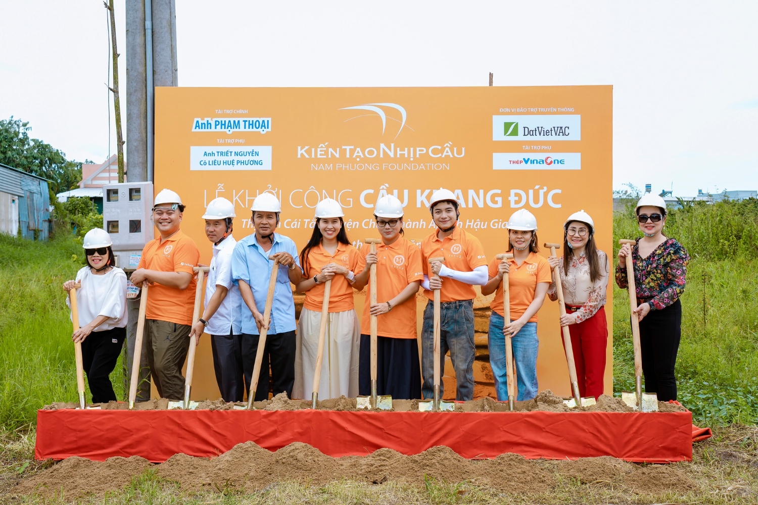 Delegates performed the groundbreaking ceremony of Khang Duc Bridge, Chau Thanh A district.