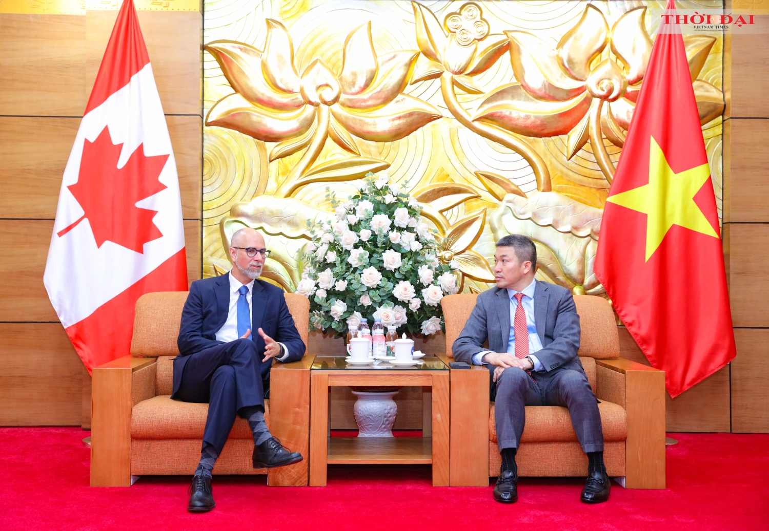 Phan Anh Son, President of VUFO (right) received Shawn Steil, Canadian Ambassador to Vietnam, on August 27 in Hanoi. (Photo: Dinh Hoa)