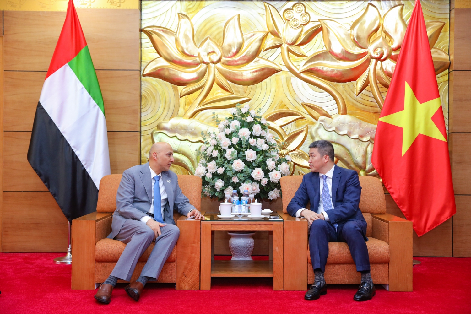 Phan Anh Son, the President of the Viet Nam Union of Friendship Organizations, received Bader Abdulla Almatrooshi, UAE Ambassador to Vietnam. (Photo: Dinh Hoa)