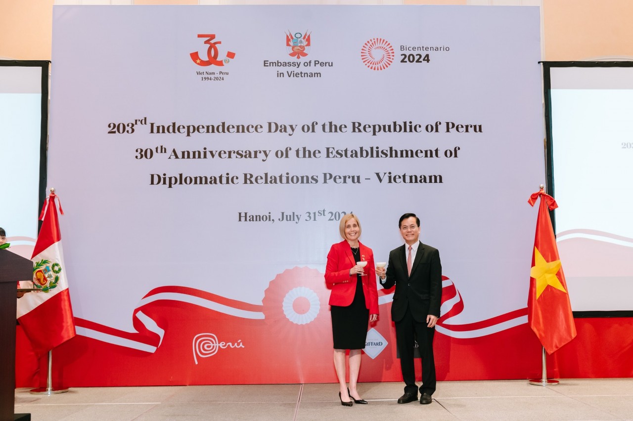 Peruvian Ambassador Patricia Yolanda Raez Portocarrrero (left) stands with Deputy Foreign Minister Ha Kim Ngoc. Source: Embassy of Peru in Hanoi