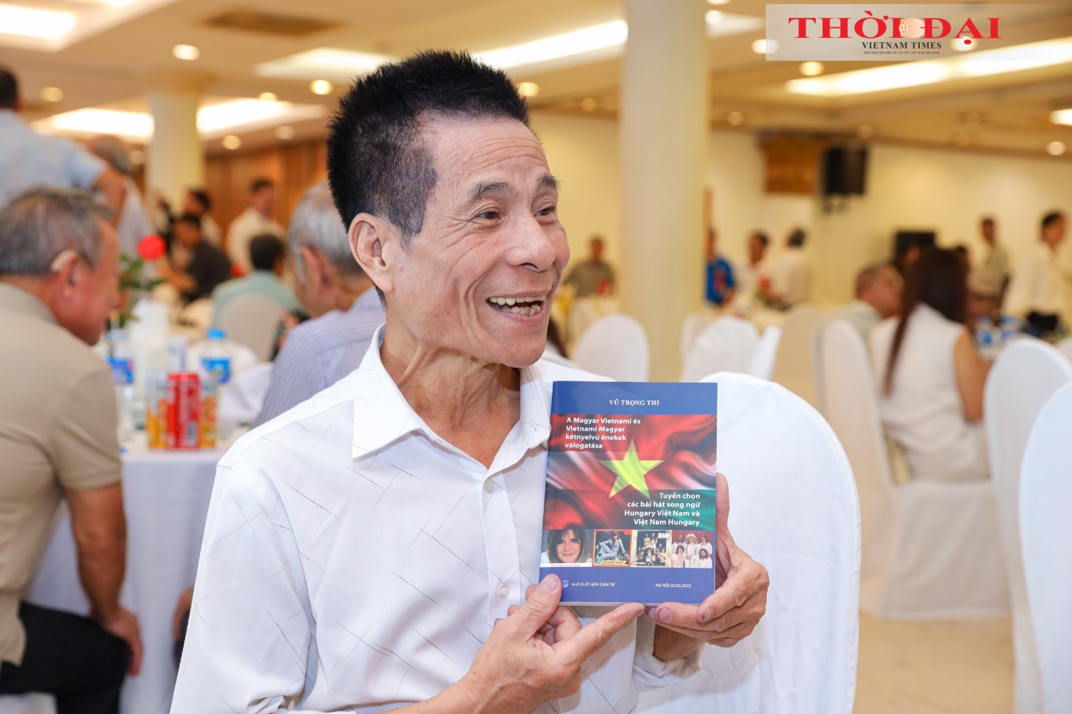 Vu Trong Thi introduces the book-selected bilingual songs of Hungary-Vietnam and Vietnam-Hungary which he translated. (Photo: Dinh Hoa)