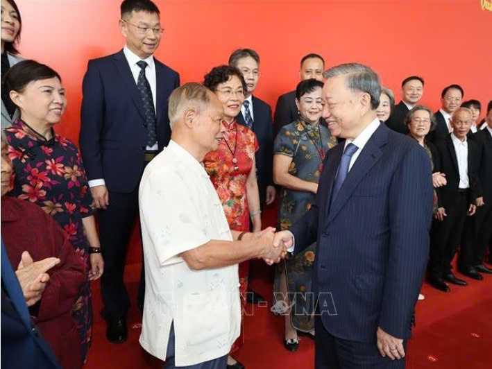 General Secretary and President To Lam, together with Chinese Friendship Ambassadors.