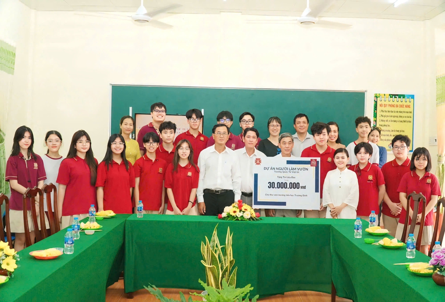 The delegation grants the library to Bui Thi Xuan Primary School.