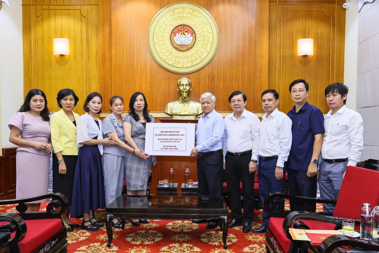 Deputy Minister Le Thi Thu Hang, on behalf of the Vietnamese community in Ufa City, Bashkortostan (Russia), presented VND 300 million to President of the Vietnam Fatherland Front Do Van Chien to support flood victims.