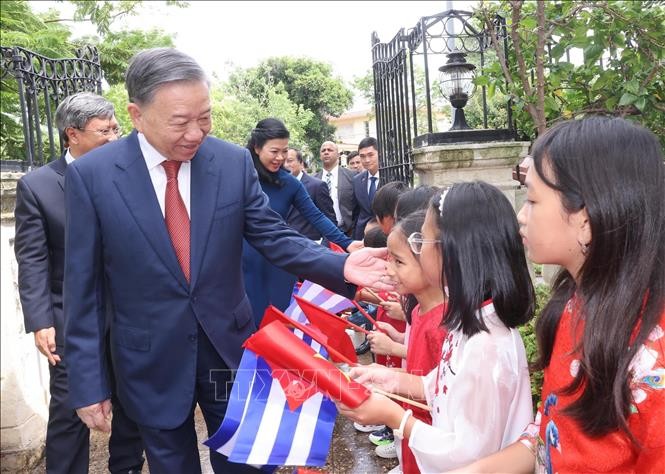 Tổng Bí thư, Chủ tịch nước Tô Lâm và Phu nhân với thiếu nhi Việt Nam tại Cuba. Ảnh: Lâm Khánh - TTXVN