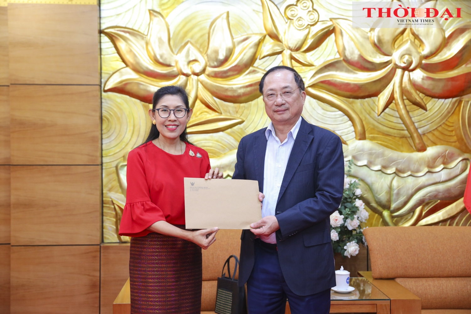 President of the Vietnam - Thailand Friendship Association Nguyen Van Thanh receives the donation from Thai Ambassador to Vietnam Urawadee Sriphiromya. Photo: Dinh Hoa