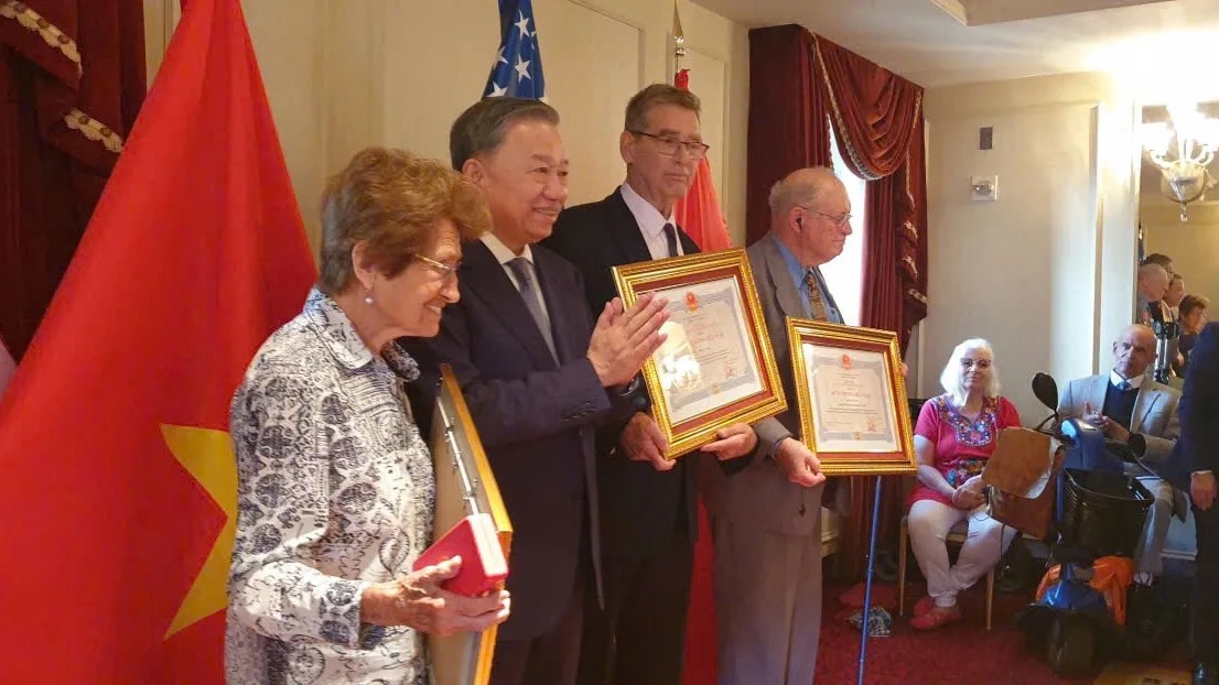 Poet Bruce Weigl (third from the left) and his American friends received the Friendship Order presented by General Secretary and President To Lam.