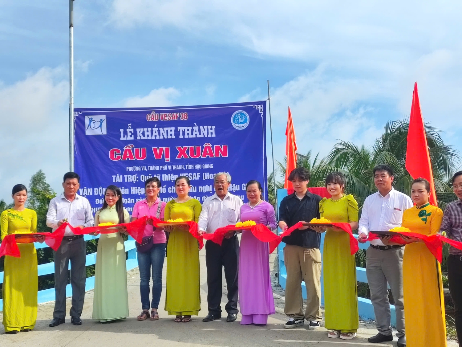 Delegates cut the ribbon to inaugurate of Vi Xuan bridge, Ward VII, Vi Thanh City.