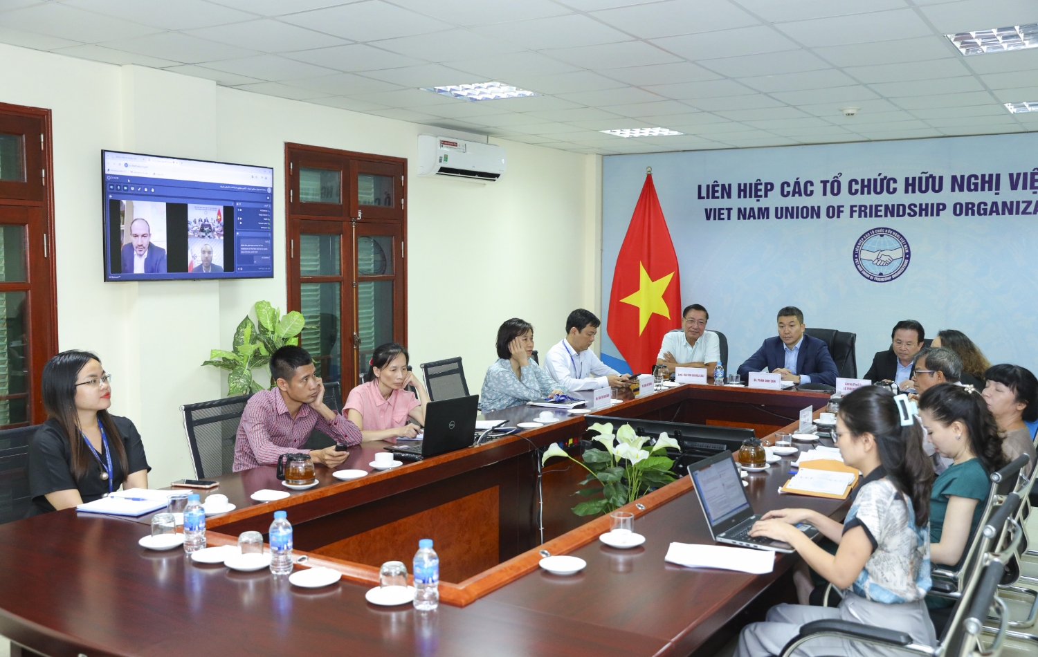 Overview of the roundtable. (Photo: Dinh Hoa)