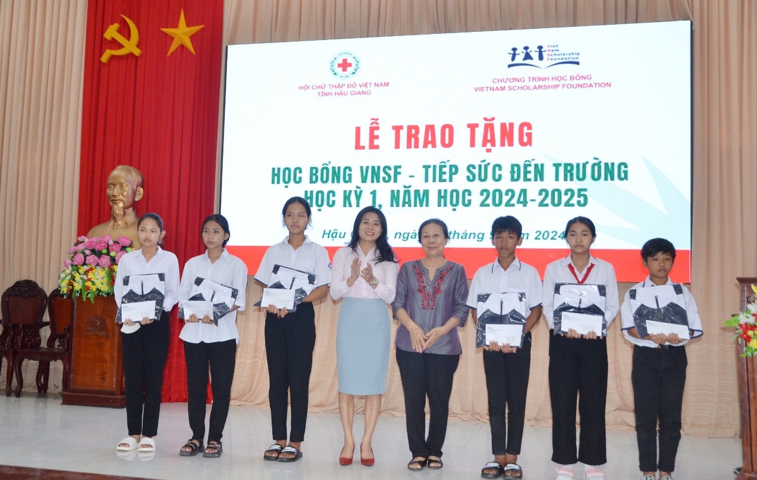 Bà Nguyễn Thị Huyền Trang – Chánh Văn phòng Liên hiệp các tổ chức hữu nghị tỉnh (đứng thứ 4 từ trái sang) trao học bổng cho học sinh có hoàn cảnh khó khăn trên địa bàn tỉnh.