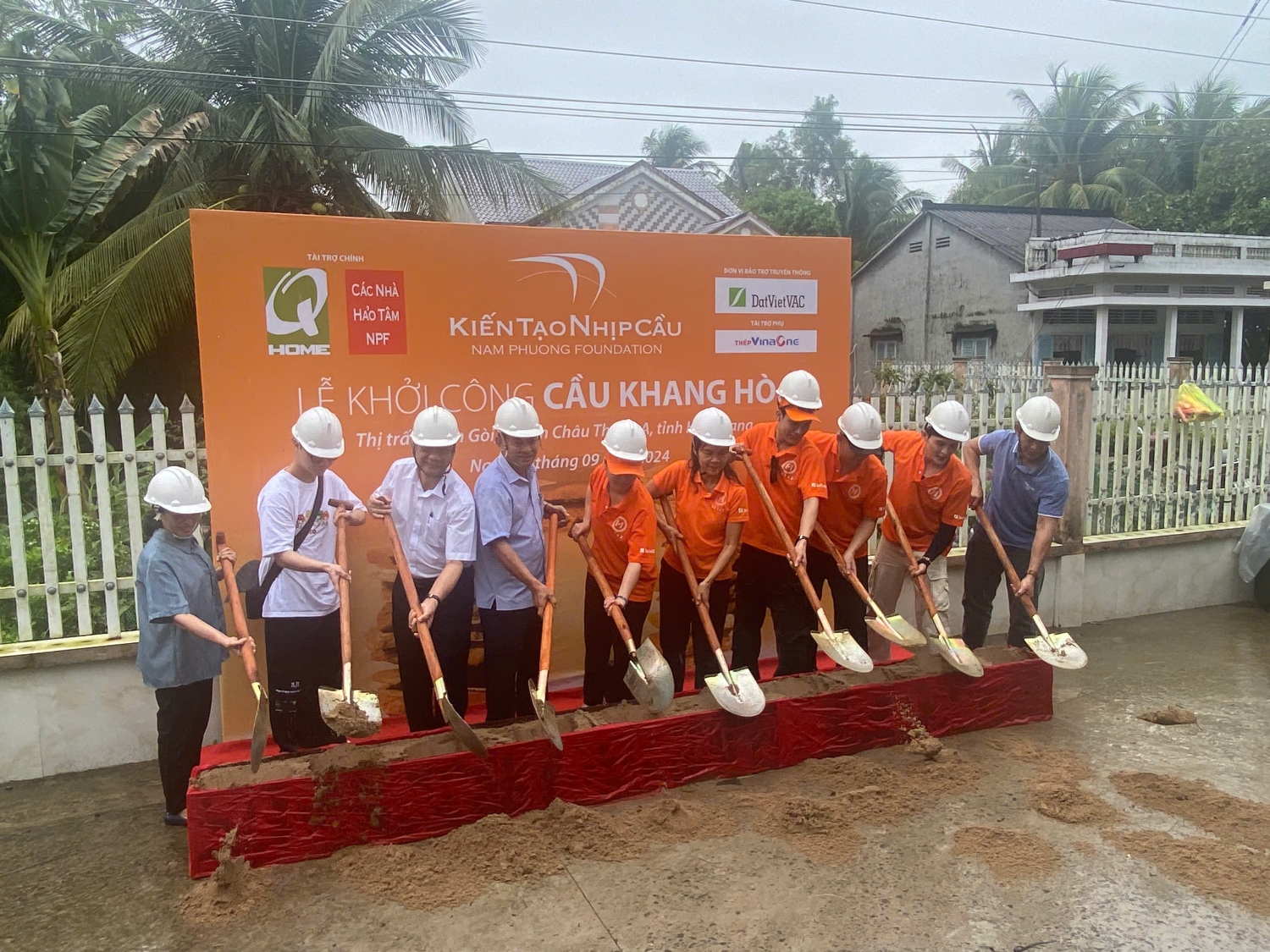 Delegates performed the groundbreaking ceremony of Khang Hoa Bridge, Chau Thanh A district.