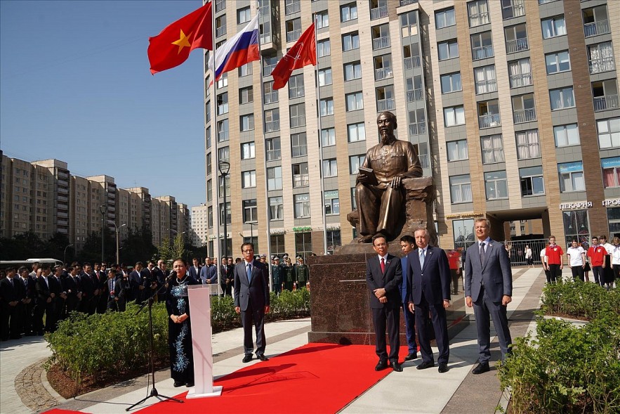 Ambassador Nguyen Phuong Nga delivered a speech at the inauguration ceremony of the statue of President Ho Chi Minh in Saint Petersburg, Russia.