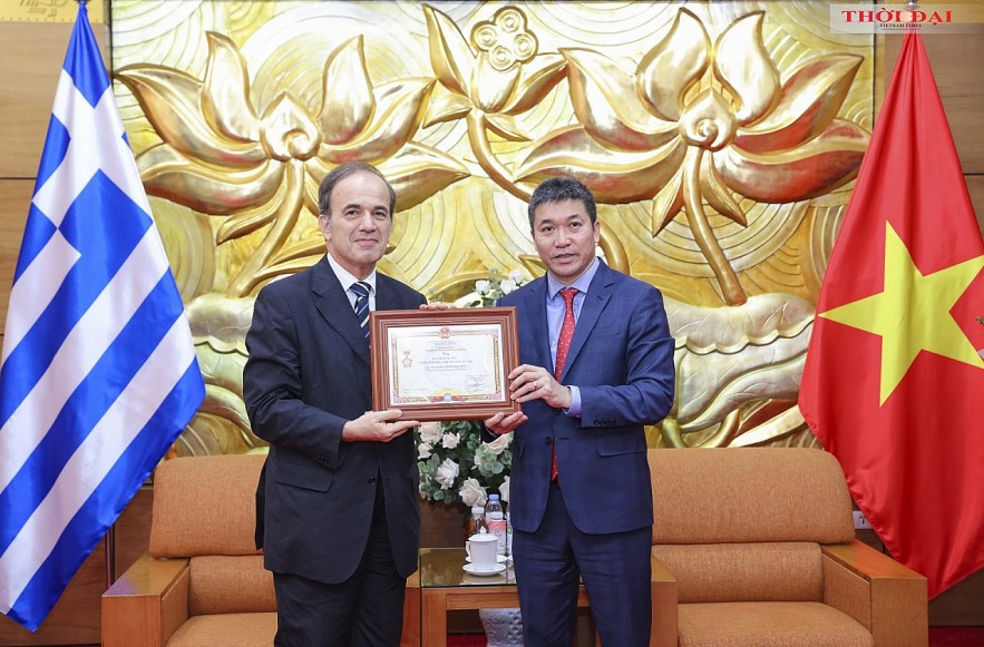 Phan Anh Son, President of VUFO (R) presents the medal “For peace and friendship among nations” to Greek Ambassador Georgios Stilianopoulos, October 15 in Hanoi. (Photo: Dinh Hoa)