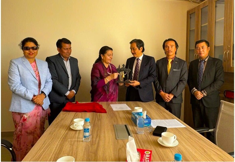 Former President of Nepal Devi Bandhari (third from left) received the delegation.