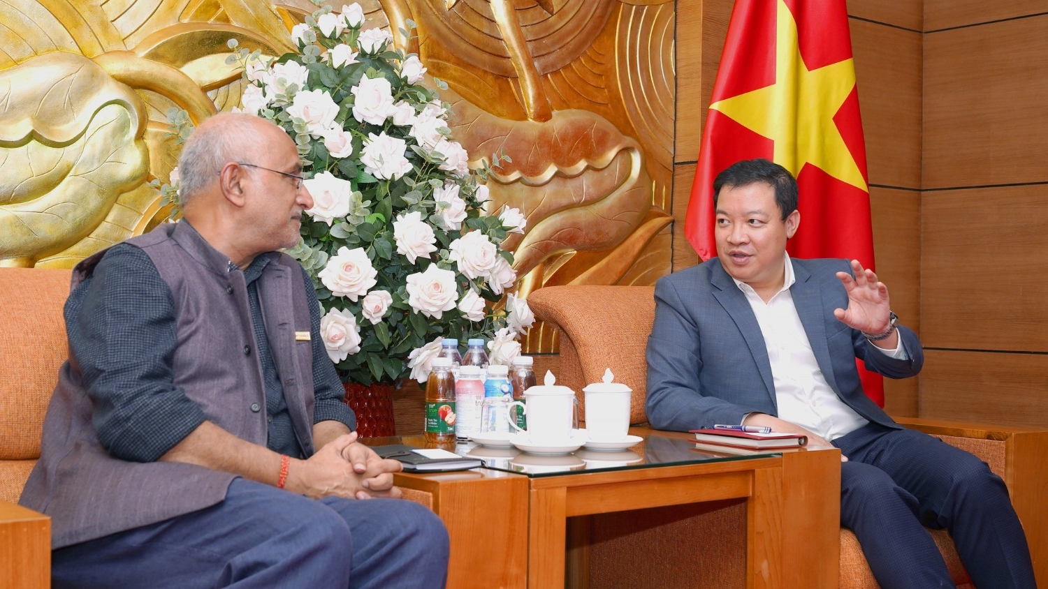 Vice President of the Viet Nam Union of Friendship Organizations Nguyen Ngoc Hung received Amar Nayak, Global Humanitarian Advisor of ActionAid International. (Photo: AAV)